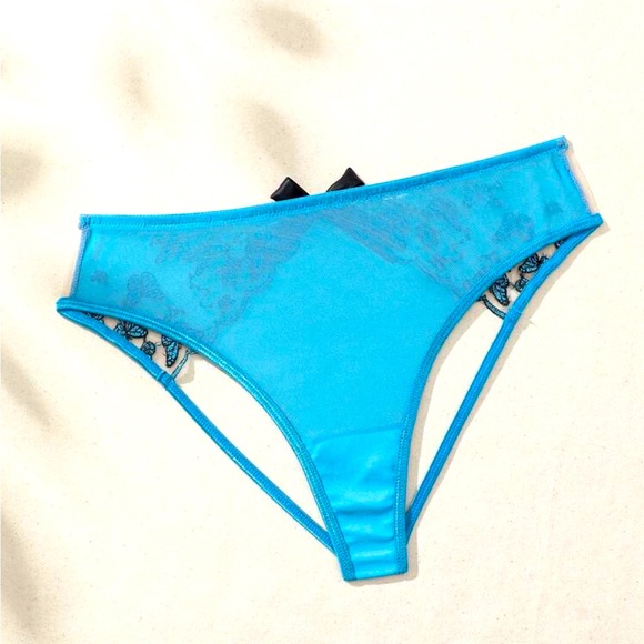 Open Back Butterfly Embroidered
Ouvert panty nwt 
Blue - Picture 5 of 9